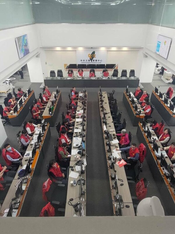 受東北季風及低氣壓影響，中央災害應變中心21日表示，雙北市和宜蘭縣共發布土石流紅色警戒22條，新北市還有1處大規模崩塌紅色警戒。（中央災害應變中心提供）中央社記者黃麗芸傳真　114年10月21日   