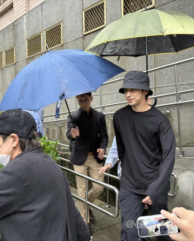 新北檢警21日為閃兵案拘提藝人陳柏霖（前右）等4名藝人到案，陳柏霖被移送台灣新北地方檢察署複訊後，以新台幣50萬元交保。中央社記者曹亞沿攝　114年10月21日   