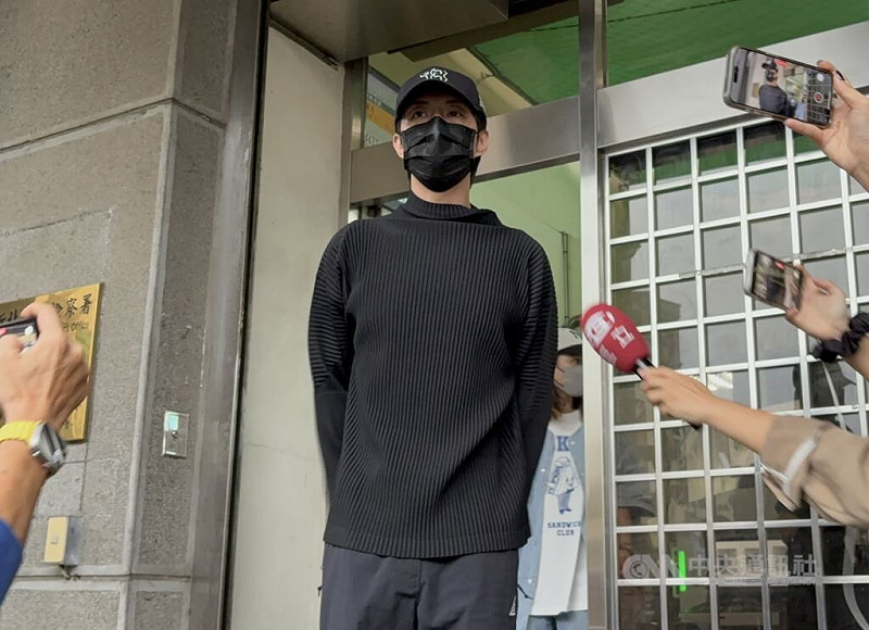 新北檢警21日為閃兵案拘提藝人小杰(中)等4名藝人到案,訊後移送台灣新北地方檢察署複訊後,小杰以新台幣35萬元交保。中央社記者曹亞沿攝 114年10月21日