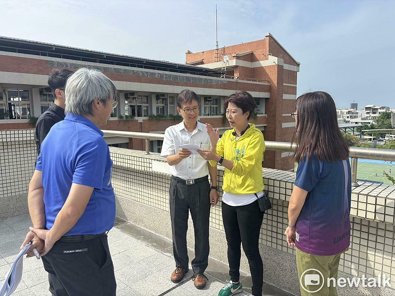 台南市安南區海佃國小外牆日前出現二丁掛大面積剝落情形，所幸未造成人員受傷。立法委員陳亭妃今日立即邀集教育部國教署、台南市教育局及海佃國小校長現場會勘，要求相關單位處理，確保校園安全無虞。   圖：陳亭妃服務處提供