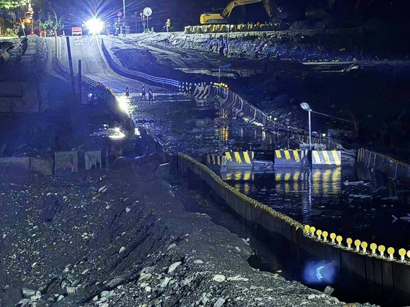 季連成21日晚間表示，馬太鞍溪橋臨時便道早已預警性封橋，並無沖毀，會在整理後評估開放通車。   圖：中央前進協調所提供