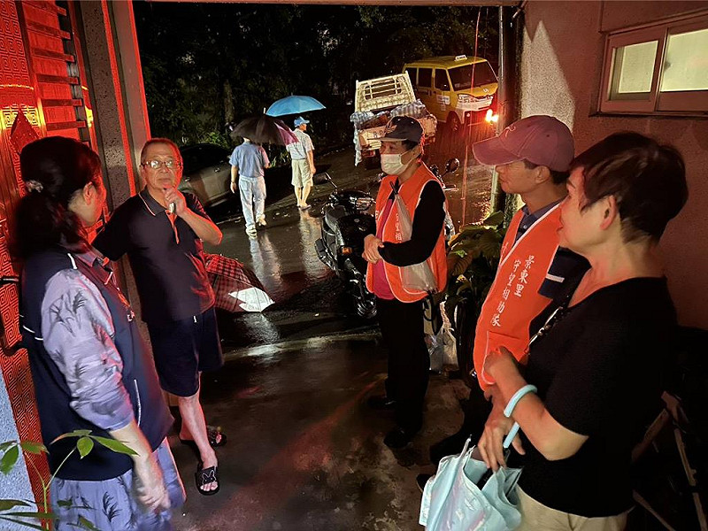 台北市文山區景新路153巷、景華街128巷先後發生土石滾落；晚上巷又2次發生土石滑落，北市民政局對鄰近住戶預防性撤離。   圖：台北市民政局提供