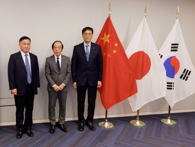 日本銀行行長植田和男、中國人民銀行行長潘功勝和韓國銀行行長李昌鏞合照。   圖 : 翻攝自中國人民銀行網站