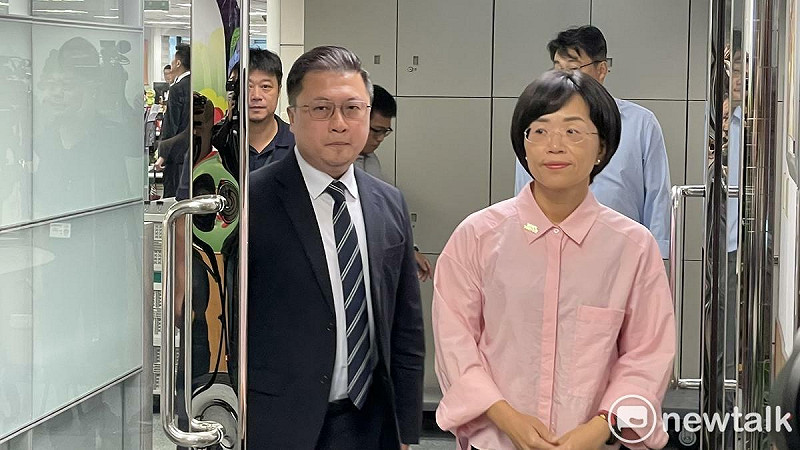 蘇巧慧至民進黨中央遞交參選新北市長意願表。   圖：高逸帆／攝