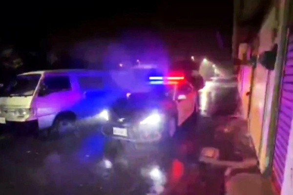宜蘭土石流紅色警戒擴大新增頭城鎮大里里、合興里，警方連夜協助撤離居民。   圖：警方提供