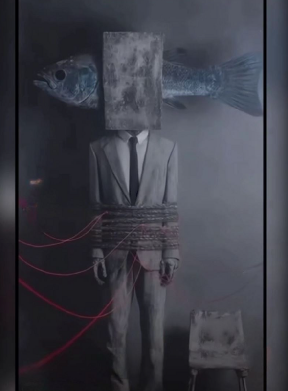 啟皓藝術館疑似展出一組新作品，可以看到一具身著西裝的「人形模型」，頭部被替換成魚身，身上還被鐵絲綑綁。   圖：翻攝自TikTok