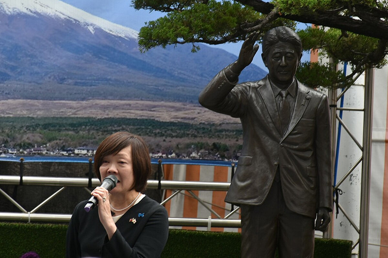  安倍昭惠致詞表示「在銅像前向先生報告了高市早苗大臣當選的事情」。 圖：孫家銘攝 