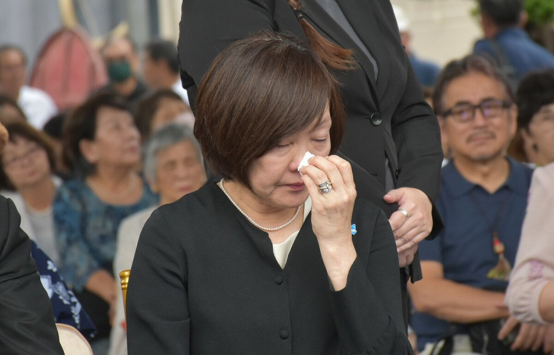 安倍昭惠強忍淚水向先夫報告他的信徒高市早苗當選新首相的消息。   圖：孫家銘攝
