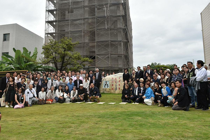 安倍後援會在安倍紀念公園大合影。   圖：孫家銘攝
