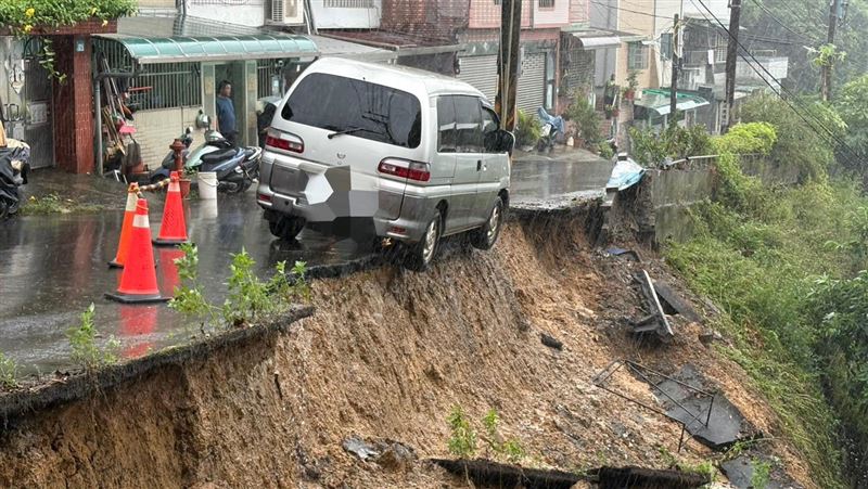 新北市三峽區發生路面坍塌，邊坡土石滑落並掏空路基。   圖：翻攝畫面