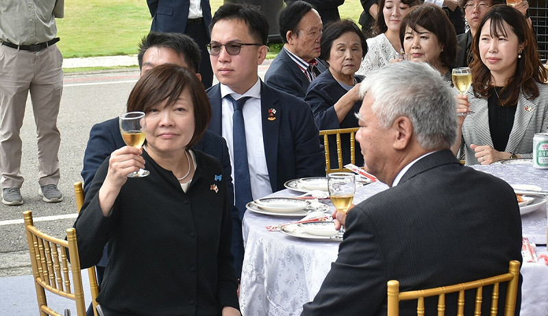 安倍昭惠(左一)舉杯向安倍後援會成員致意。    圖：孫家銘攝