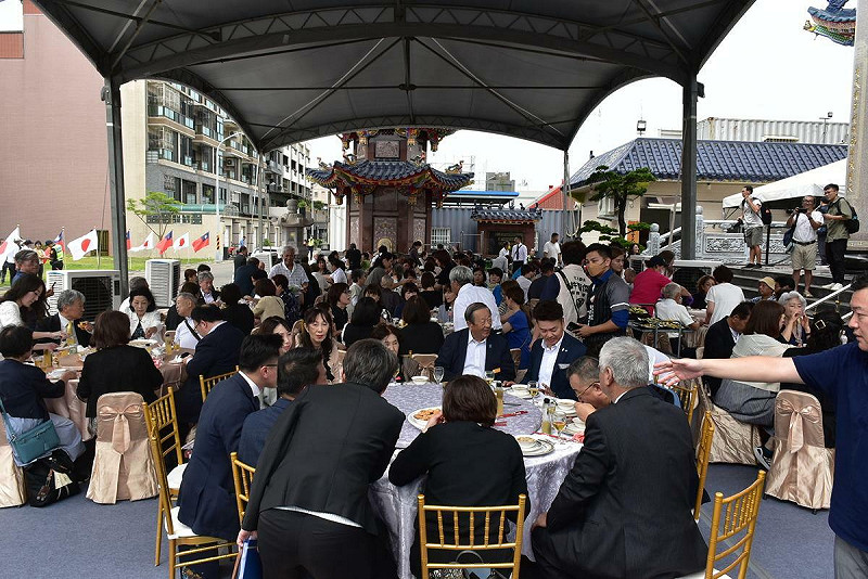  保安堂宴請日本安倍後援會150成員，體驗傳統台式民間辦桌文化。 圖：孫家銘攝 