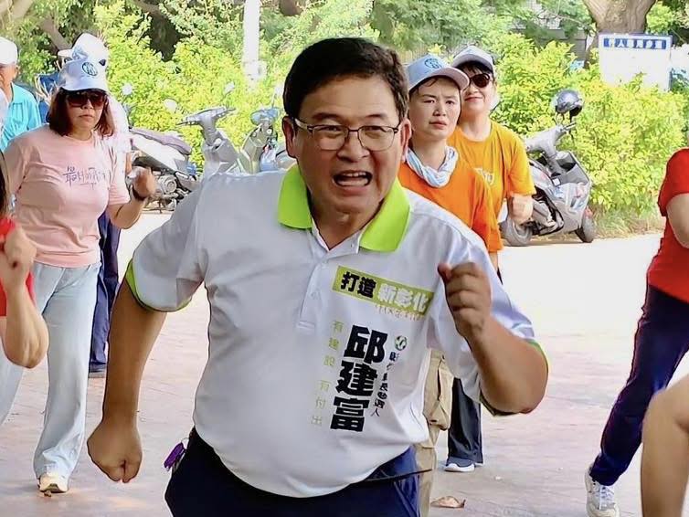  正國會開鍘邱建富 圖：翻攝自邱建富臉書 