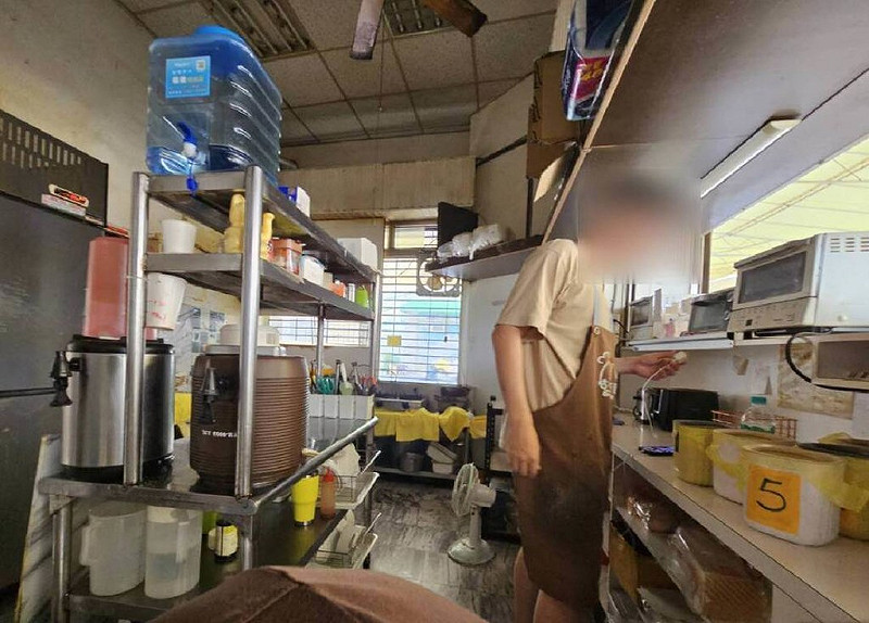 台中市警察局第六分局22日說明，網路巡邏發現疑似詐騙徵才訊息，要求應徵者將提款卡放入包裹後丟棄在草叢，員警變裝成早餐店員埋伏，逮獲64歲車手。（民眾提供）中央社記者郝雪卿傳真  114年10月22日   
