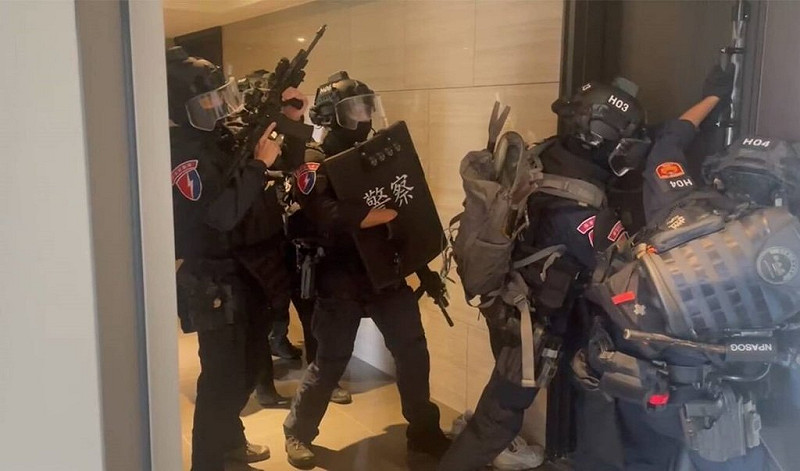 紀姓幫派成員企圖在南投擴張勢力，下令組織成員砸店，南投警方依組織犯罪逮捕紀男及12名共犯，南投地檢署依組織犯罪等起訴。圖為警方前往紀男住處逮人。（警方提供）中央社記者蕭博陽南投縣傳真　114年10月22日   