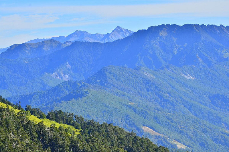 遠眺中央山與南湖大山。 圖:國家公園署提供(太管處資料照片)