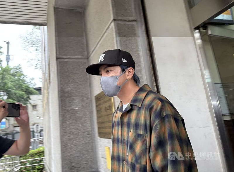 藝人閃兵案延燒，檢警22日拘提Energy團員坤達到案，新北地檢署複訊後，依妨害兵役治罪條例等諭知50萬元交保。坤達交保後受訪致歉「讓很多人失望」，將好好負責、全力配合調查。中央社記者曹亞沿攝　114年10月22日   