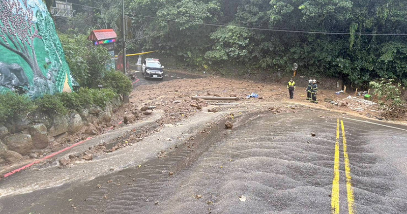 陽明山菁山路101巷口出現土石流，直接阻斷道路。   圖：翻攝畫面