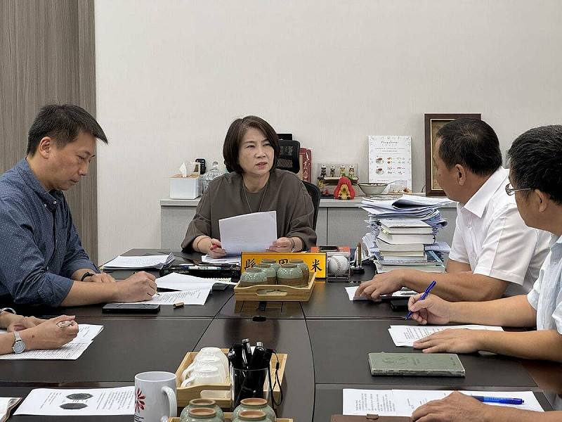 台中市通報發現疑似非洲豬瘟案例，屏東縣政府召開緊急會議，全面配合農業部應變作為，縣長周春米(左二)指示啟動10大措施。   圖：屏東縣政府／提供