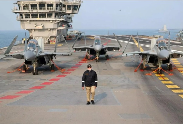 由於與先前服役的「維克拉瑪蒂雅號」共用艦載機,目前「維克蘭特號」能使用的艦載機數量十分有限。 圖:翻攝自 騰訊網 河東三叔 由於與先前服役的「維克拉瑪蒂雅號」共用艦載機,目前「維克蘭特號」能使用的艦載機數量十分有限。 圖:翻攝自 騰訊網 河東三叔