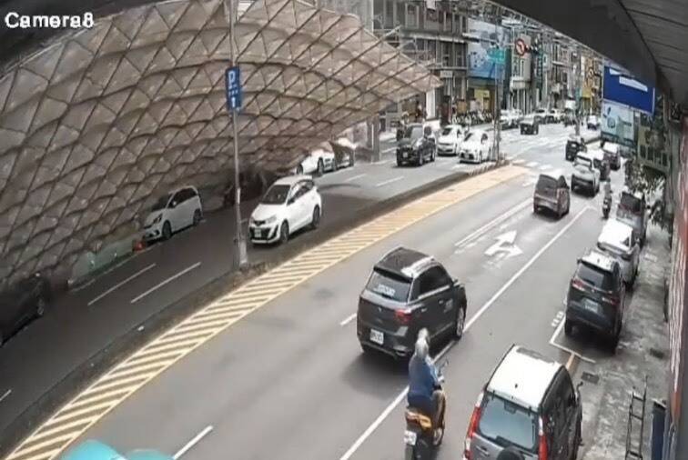 台中因強陣風導致鷹架整排倒塌，畫面相當驚悚。   圖：民眾提供