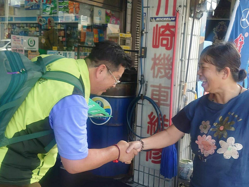 薛兆基(左)沿著左營大路真誠與每位鄉親寒暄、傾聽地方心聲。 圖:薛兆基/提供
