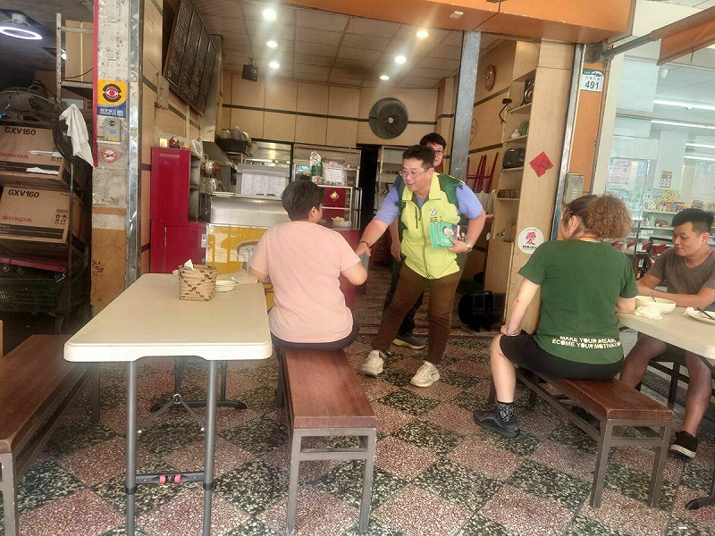 薛兆基(左二)沿著左營大路挨家挨戶問候商家,不少人稱讚他「夠勇敢」。 圖:薛兆基/提供