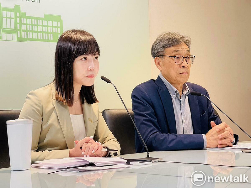 行政院發言人李慧芝（左）和農業部長陳駿季今（22）日在政院召開「非洲豬瘟中央災害應變會議」後轉述。   圖：謝莉慧/攝