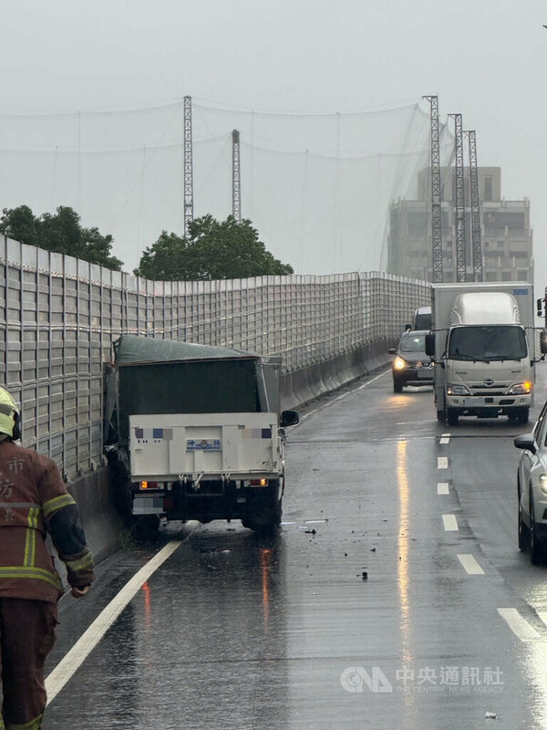 新北市環河快速道路22日下午發生交通事故，林姓駕駛疑因天雨路滑，不慎在出口處擦撞到小貨車、計程車及小客車，造成3人受傷送醫。（翻攝畫面）中央社記者曹亞沿傳真　114年10月22日   