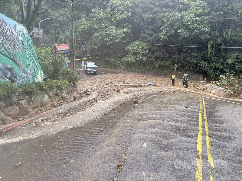 北市風雨不斷，陽明山菁山路101巷22日下午發生路樹及土石滑落，幸無傷亡。（翻攝照片）中央社記者黃麗芸傳真 114年10月22日   