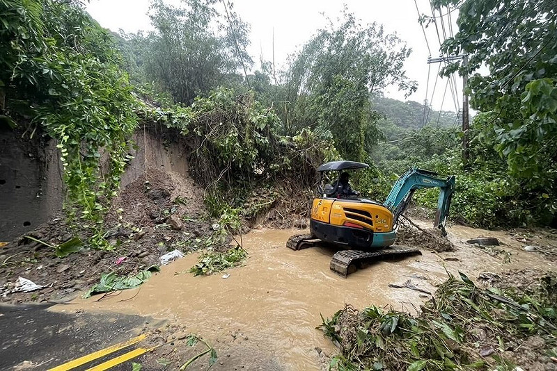 新北淡水區坪頂路22日發生邊坡護欄圍籬及土石滑落災情，新北市府已派機具及人員搶修。（養工處提供）中央社記者王鴻國傳真 114年10月22日   
