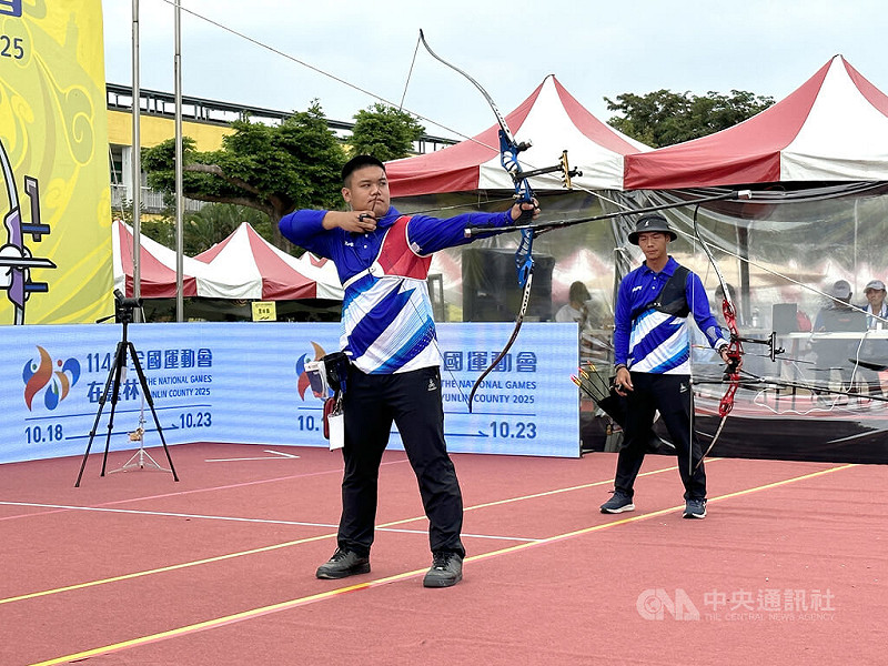 114年全國運動會22日進行最後一天射箭賽事，其中男子反曲弓決賽，由代表台北市的鄭祥輝（左）以6比2獲勝，拿下個人在全運會的首面金牌，終結連續2屆都止步8強的惡夢。中央社記者黎建忠攝　114年10月22日   