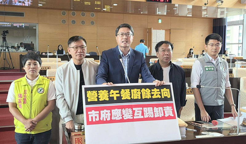 林德宇直指，都經過24小時，到現在不知道還不知道校園廚餘的去向要如何處理，業者在等指令，台中市政府教育局、環保局、清潔隊的指令，完全兜不起來，荒腔走板，只想卸責！   圖：林德宇/提供