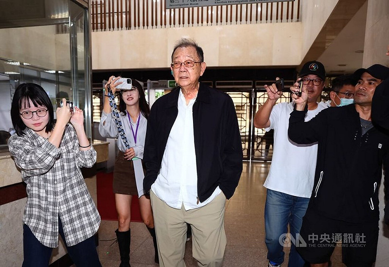 台北地方法院審理京華城及柯文哲政治獻金案，23日以證人身分傳喚前台灣土地開發公司董事長邱復生（中）。中央社記者王飛華攝　114年10月23日   