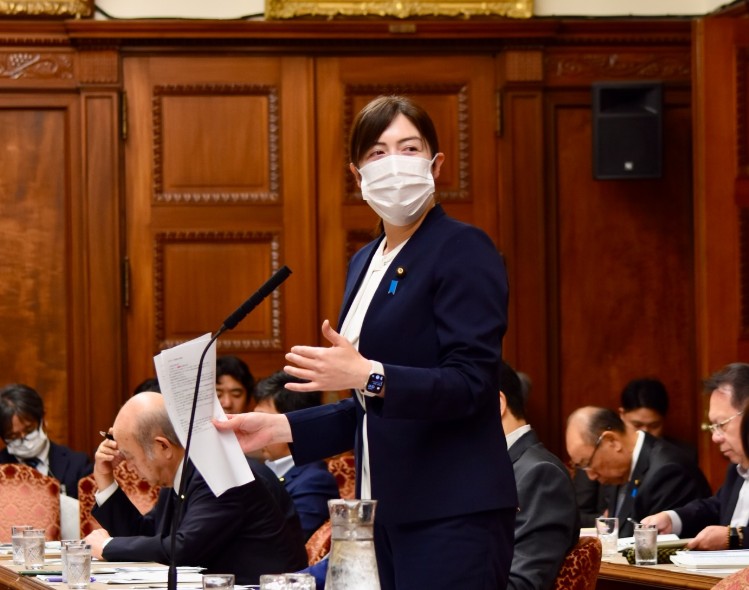 日本參議員小野田紀美近日揭露，國會議員會館內巡邏打掃的清潔機器人竟為中國製造。   圖：翻攝自 Instagram 帳號 @onodakimijimusho