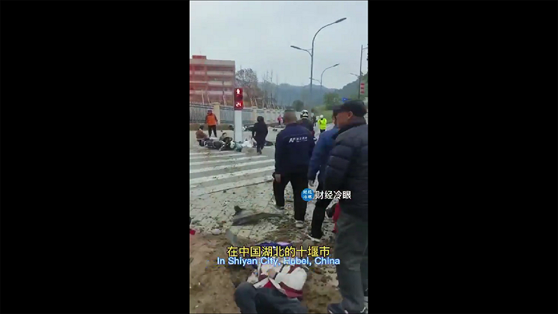 網路上另有影片顯示,湖北十堰某地疑似發生汽車衝撞小學生事件,畫面血腥慘烈,傳言稱「小孩死傷慘重」。圖:翻攝自影片 網路上另有影片顯示,湖北十堰某地疑似發生汽車衝撞小學生事件,畫面血腥慘烈,傳言稱「小孩死傷慘重」。圖:翻攝自影片