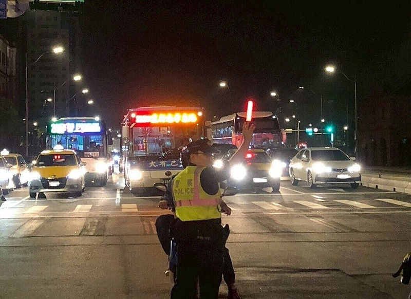 警政署表示，24日至26日為光復節連假，已要求各地警局針對觀光遊憩景點、國道、匝道平面道路易壅塞路段或人車聚集場所，提前會勘並規劃交通疏導勤務；呼籲駕駛人注意車前狀況，避免分心及疲勞駕駛，維護行車安全。（警政署提供）中央社記者劉建邦傳真　114年10月23日   