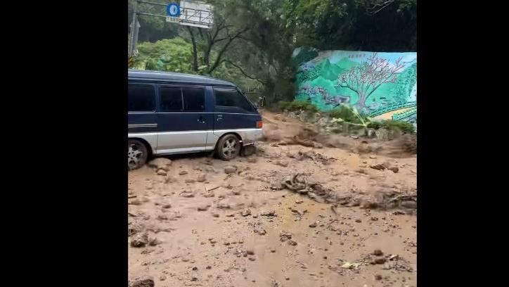 女子PO文稱經過陽明山菁山路101巷口，遭土石流沖下的廂型車撞擊。   圖：翻攝自Threads