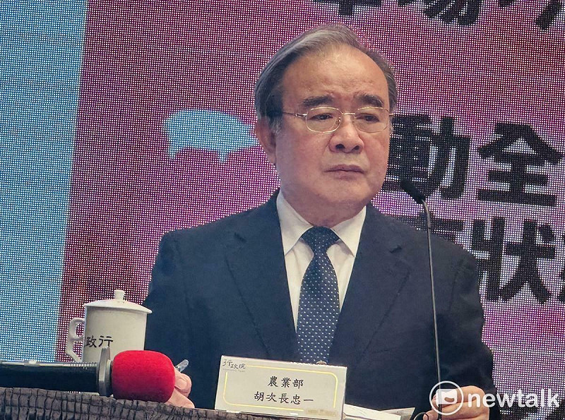 農業部次長胡忠一在行政院會後記者會強調，疫調與基因定序結果完成後，依科學證據決策，目前未拍板全面禁止廚餘養豬。   圖：謝莉慧/攝
