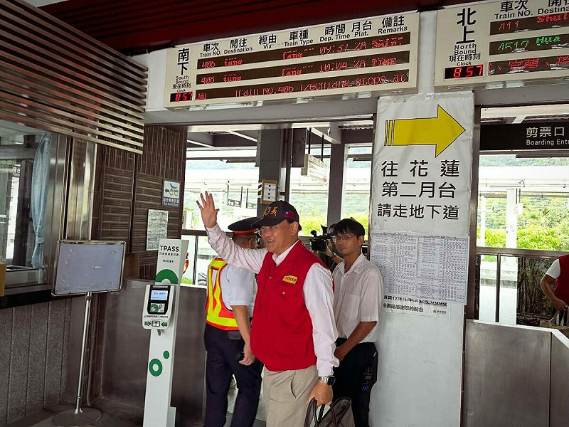 季連成抵達車站後,他特地向台鐵人員與站長一一致意,感謝他們在這段時間對運輸疏導的協助。 圖:翻攝郭昱晴臉書