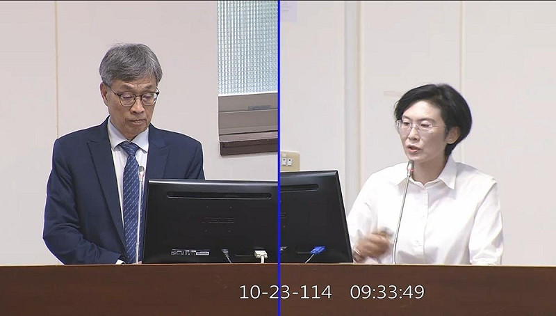 林岱樺(右)質詢農業部非洲豬瘟疫情，陳駿季(左)回應冷將與衛福部溝通加強疫情期間的食安透明度。   圖：林岱樺辦公室/提供