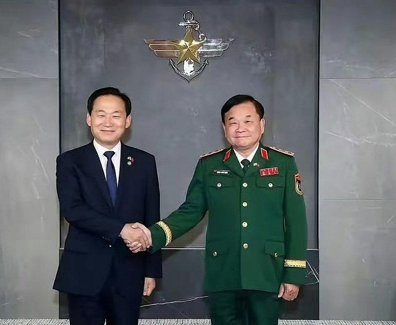 越南國防部副部長黃春戰中將(右)涉嫌訪韓期間在宴會上對一名韓國國防部女職員進行不當觸摸。   圖：翻攝自 X 帳號 @油爆琵琶拌著面