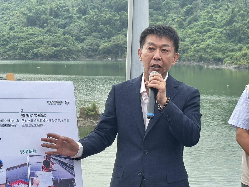 許智傑邀集中央地方相關單位，實際考察鳳山水庫及阿公店水庫的光電案場狀況及水質檢測結果。   圖：許智傑競選總部／提供