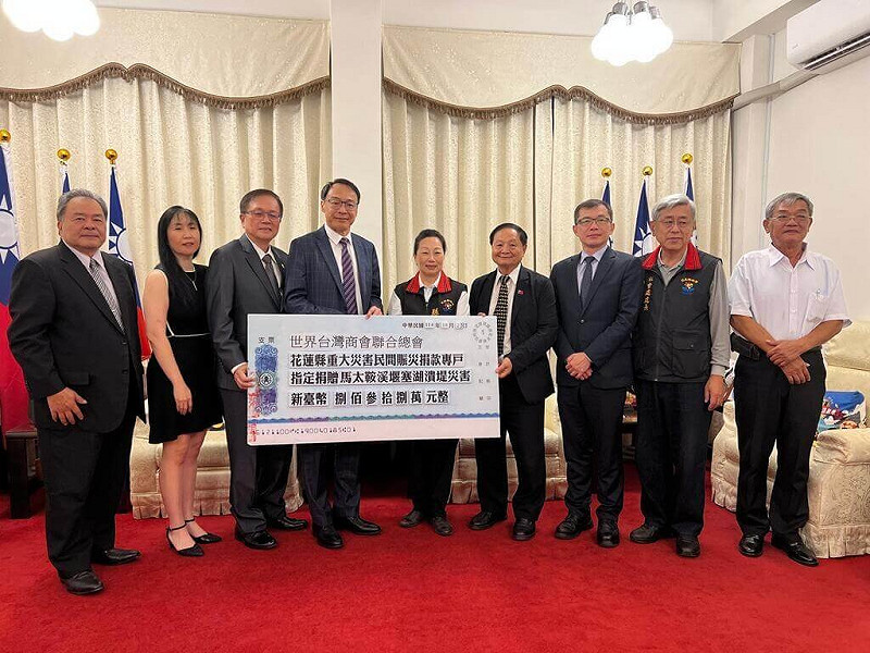 花蓮馬太鞍溪堰塞湖溢流，造成光復鄉嚴重災情，災後各地愛心捐助不斷。世界台灣商會聯合總會總會長熊強生（左4）率領代表團前往花蓮縣政府，代表台商捐贈賑災款項。（世界台灣商會聯合總會提供）中央社記者黃自強傳真　114年10月23日   
