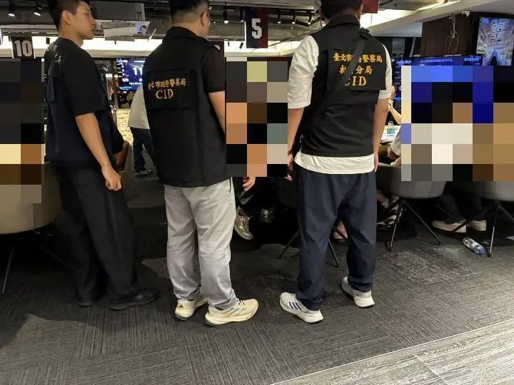 松山警方突襲「Ace8」國際德州撲克競技協會，逮捕現場負責人、荷官、賭客共41人。   圖：翻攝畫面