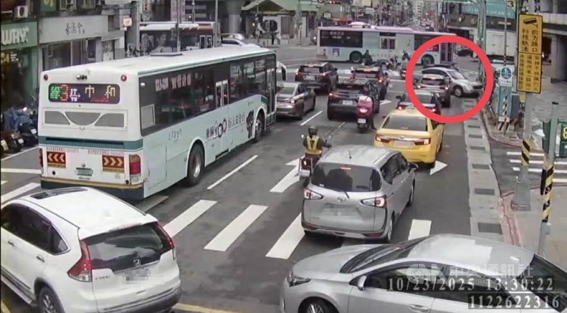 警方23日在新店大坪林捷運站附近追捕毒品案犯嫌，犯嫌跳車逃逸，導致車輛滑行直撞人行道，一整排腳踏車遭殃被撞倒，所幸未釀人員受傷。（翻攝畫面）中央社記者曹亞沿傳真　114年10月23日   
