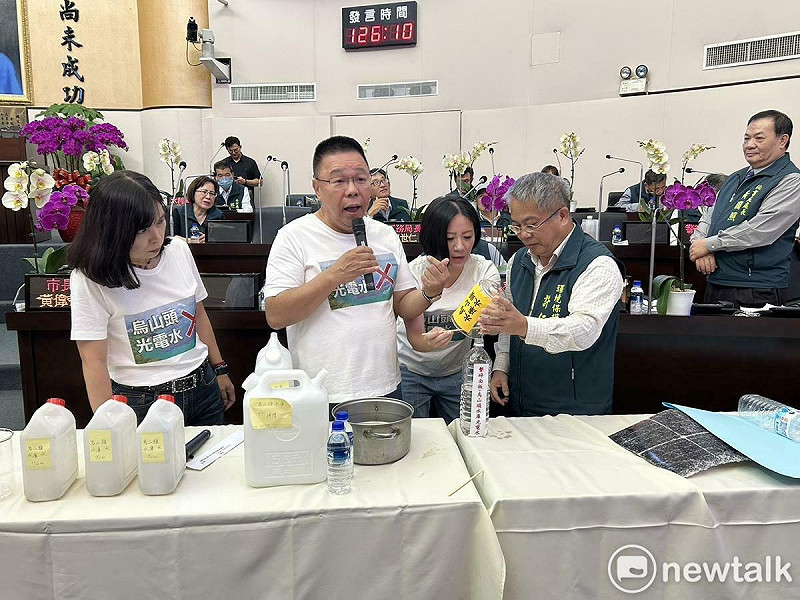 台南市議員蔡育輝、蔡淑惠、李中岑今日聯合質詢時拿著一片光電板，進行烏山頭水庫實驗秀2.0版，表達堅決反對烏山頭水庫設立太陽光電板的立場，台南種電面積全國第一，光七股就3500多公頃，還差烏山頭水庫的11.5公頃？   圖：國民黨團提供