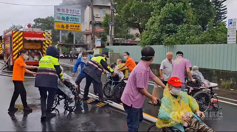 桃園市桃園區樹仁三街一處倉庫23日發生火警，由於現場鄰近旭登安養中心，警消將88名長輩撤出，其中1人輕微嗆傷送醫。（翻攝照片）中央社記者葉臻傳真　114年10月23日   