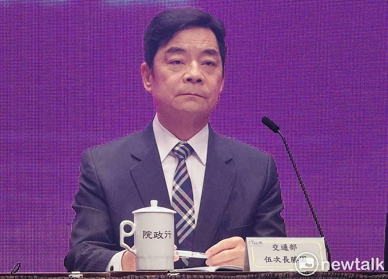 交通部次長伍勝園今（23）晚指出，政府針對災區光復鄉設有溫馨措施，請郵局同仁在周六、日不休息，加班為光復鄉民進行普發現金服務。   圖：謝莉慧/攝