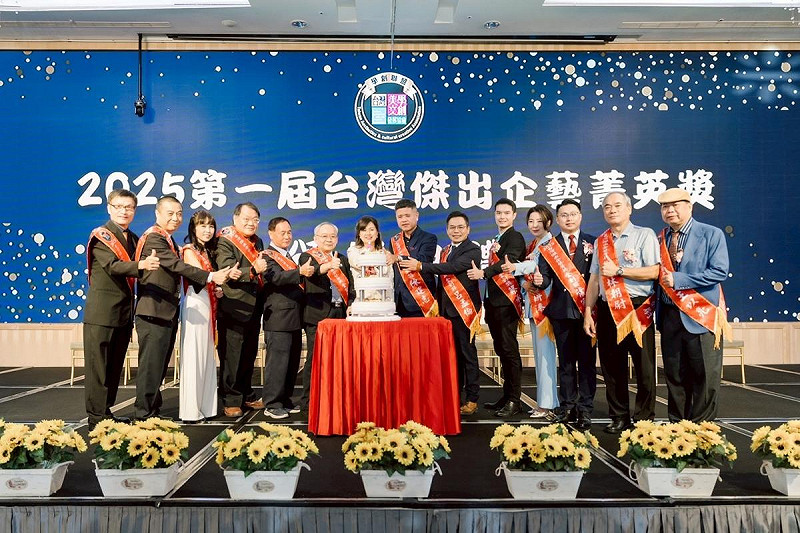 林沛珍(左七)與第一屆台灣傑出企藝菁英獎得獎人。   圖：台灣美學文創發展協會/提供